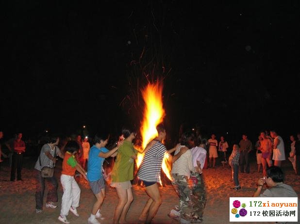 中秋节沙滩篝火晚会