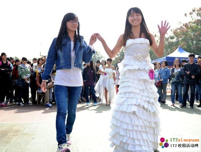 武汉大学生用卫生纸制作创意婚纱倡导低碳环保