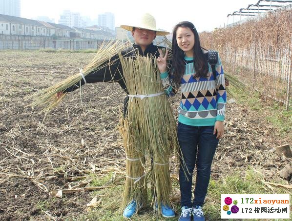 大学生扮稻草人走向街头 倡议科学回收秸秆