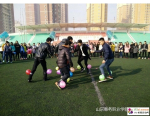 大学生,上足球课,我刚一停下来休息,然后大一的